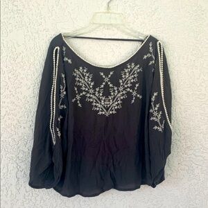 Hollister Embroidered top with open back and sleeves size M